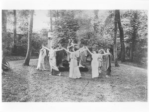 Nathalie Clifford Barney (1876-1972) met dansers gekleed in toga